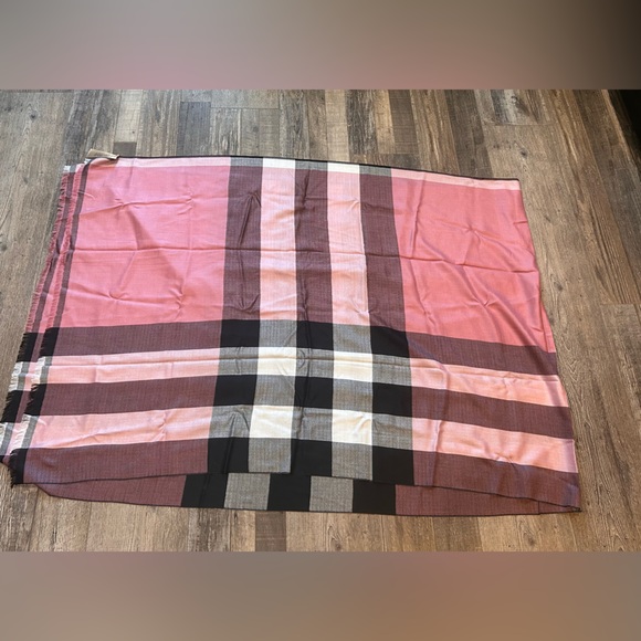 NWT Burberry Cashmere Scarf - Picture 5 of 12
